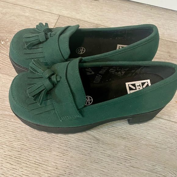 Dark green T.U.K footwear fringe loafers. Size 6 like NEW - Picture 3 of 8